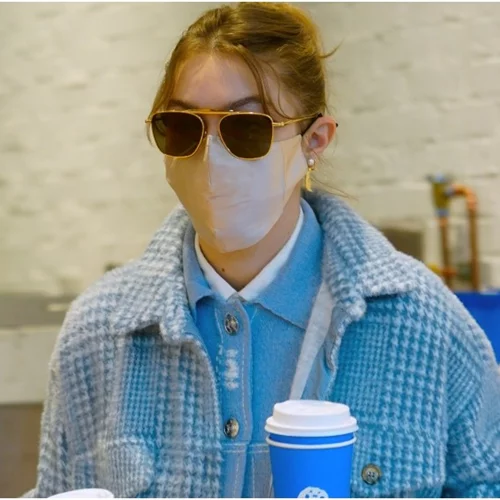 H Gigi Hadid πέτυχε το τέλειο μονόχρωμο σύνολο στις αποχρώσεις του μπλε