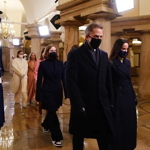 Maisy Biden | Η εγγονή του Joe Biden με sneakers στην ορκωμοσία