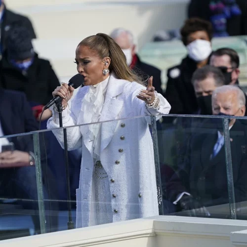 Jennifer Lopez | Η κομψή εμφάνιση και η συγκινητική της performance στην ορκωμοσία
