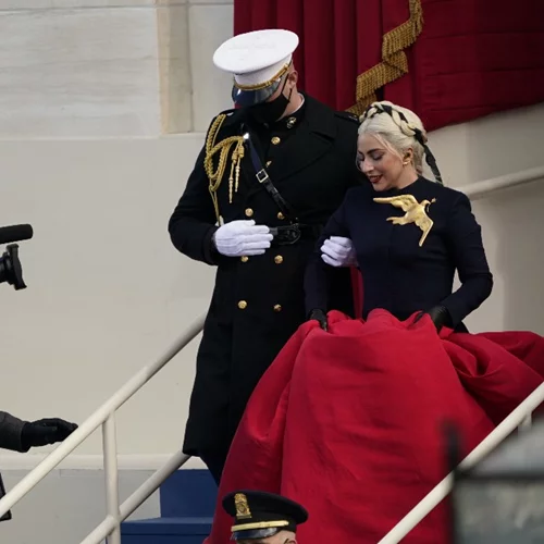 To stylish χτένισμα που επέλεξε η Lady Gaga για να τραγουδήσει στην ορκωμοσία του Joe Biden