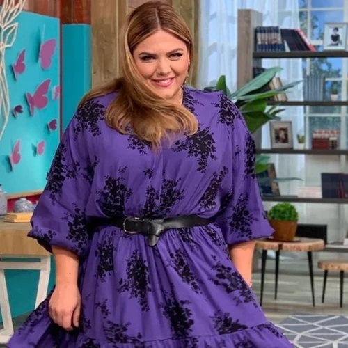 Δανάη Μπάρκα | Φόρεσε τα μαύρα μποτάκια που δεν πρέπει να λείπουν από τη συλλογή σου