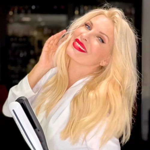 Ελένη Μενεγάκη | Η φωτογράφιση σε περιοδικό με σγουρά καστανά μαλλιά