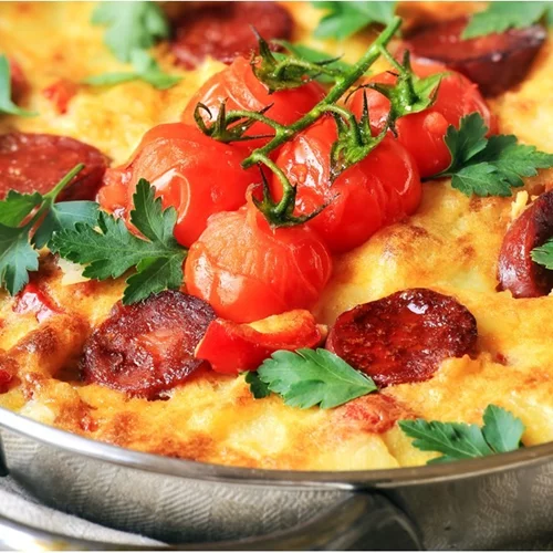 Ομελέτα με λουκάνικα και ντομάτα