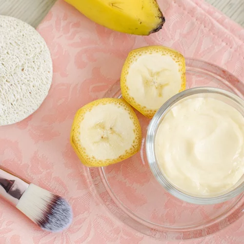 Ξηρή επιδερμίδα; Φτιάξε μία από αυτές τις εύκολες συνταγές για μάσκα προσώπου με μπανάνα