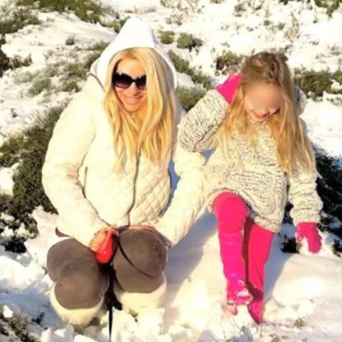 Ελένη Μενεγάκη | Παιχνίδια στα χιόνια με τη μικρή Μαρίνα (pic)