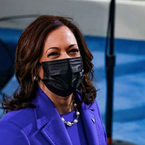 Kamala Harris | Η βραδινή εμφάνιση που επέλεξε για την ορκωμοσία