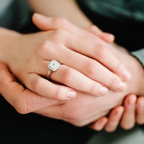 Γάμος έκπληξη | Διάσημος Έλληνας παντρεύεται σήμερα την αγαπημένη του