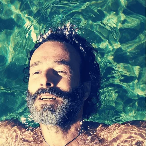 «Κάπως έτσι προσεύχομαι εγώ» | Ο Θανάσης Ευθυμιάδης φωτογραφίζεται μέσα στη θάλασσα