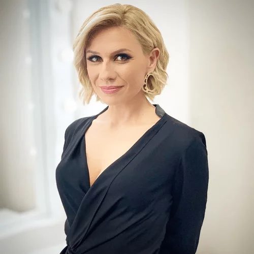 Κατερίνα Καραβάτου | Εμφανίστηκε με τρικ στην αρχή της εκπομπής