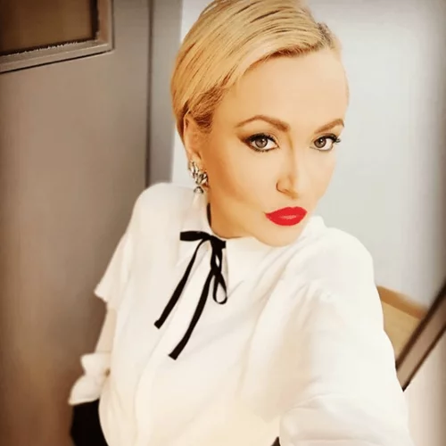 Τζωρτζέλα Κόσιαβα | Η συνεργάτιδα της Κατερίνας Καινούργιου έβαψε και έκοψε (ακόμη πιο) κοντά τα μαλλιά της