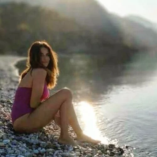 Πρωτοχρονιά στην παραλία | Η Μαρία Λεκάκη ποζάρει με μαγιό και εντυπωσιάζει με τις αναλογίες της