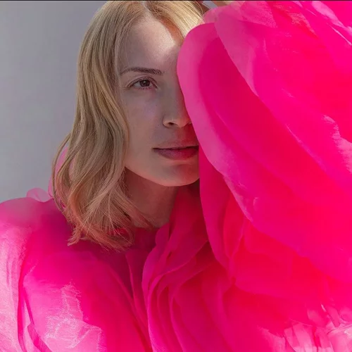 Μαρία Ηλιάκη | Η ερώτηση, το χρώμα και η νέα φωτογραφία χωρίς μακιγιάζ