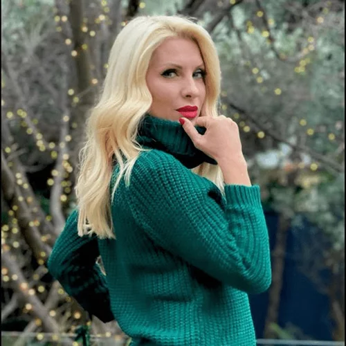 «Cozy ημέρες στο σπίτι» | Η Ελένη Μενεγάκη ποζάρει στην αυλή του σπιτιού της με casual outfit