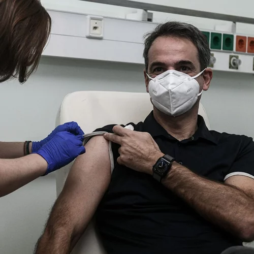 Κυριάκος Μητσοτάκης | Έκανε τη δεύτερη δόση του εμβολίου για τον κορονοϊό