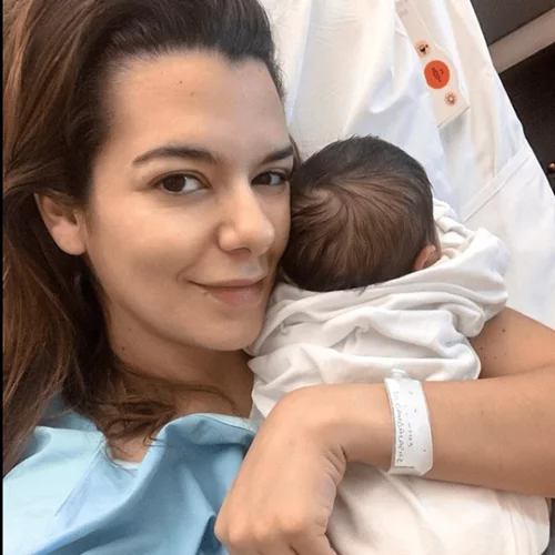 Νικολέττα Ράλλη | Η ολόσωμη φωτογραφία μερικούς μήνες μετά τη γέννα - Η βόλτα με την κόρη της