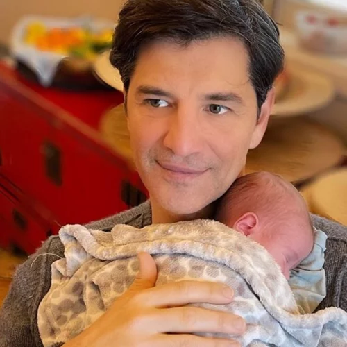 Γενέθλια για τον Σάκη Ρουβά | Η φωτογραφία με το μωρό και οι ευχές