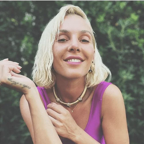 Τάμτα | Ποζάρει με αφέλειες και άλλο χρώμα μαλλιών