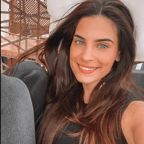 Μέλλουσα μαμά σε τηλεργασία Ι Το άνετο outfit της Χριστίνας Μπόμπα