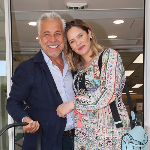 Anita Brand | Φωτογραφίζει τον Χάρη Χριστόπουλο να παίζει με τον γιο τους