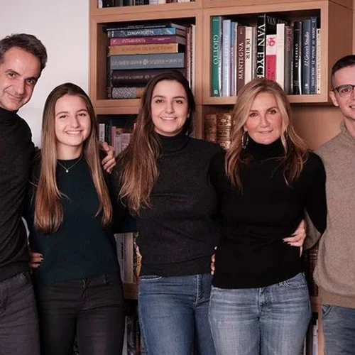 Κυριάκος και Μαρέβα Μητσοτάκη | Η οικογενειακή φωτογραφία και οι ευχές για το 2021