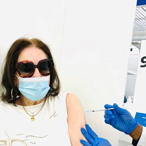 Νανά Μούσχουρη | Εμβολιάστηκε κατά του κορονοϊού