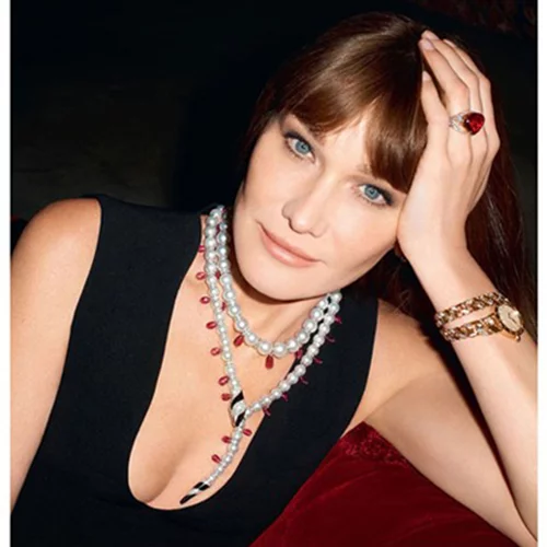 Η Carla Bruni ήπιε τον κυριακάτικο καφέ της στο Zonar's