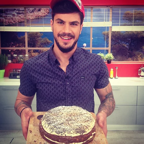 Άκης Πετρετζίκης | Κουρεύτηκε - Αυτό είναι το νέο του look