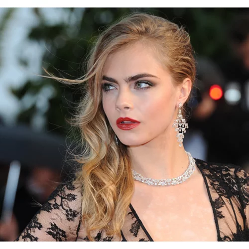 Η Cara Delevingne αποκαλύπτει ποιο είναι το ιδανικό χριστουγεννιάτικο "party outfit" 