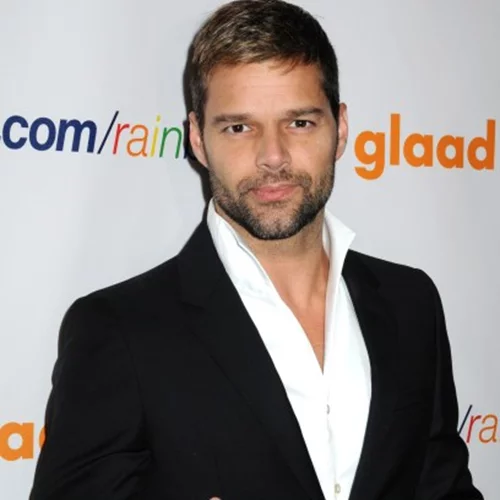 Θαυμάστρια του Ricky Martin έδωσε... 64.000 δολάρια για ένα φιλί από εκείνον