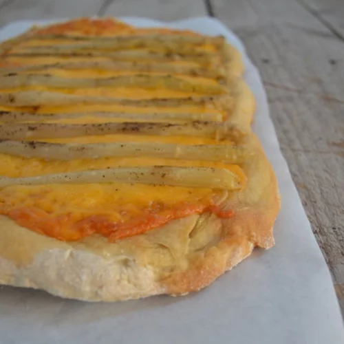 Συνταγή για αλμυρή τάρτα με τσένταρ και σπαράγγια