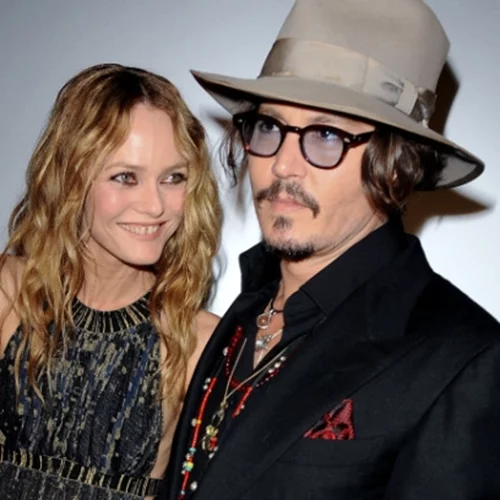 Johnny Depp - Vanessa Paradis  |  «Είδα το πίσω μέρος του λαιμού της από την άλλη άκρη του δωματίου. Γύρισε, με κοίταξε και αυτό ήταν»