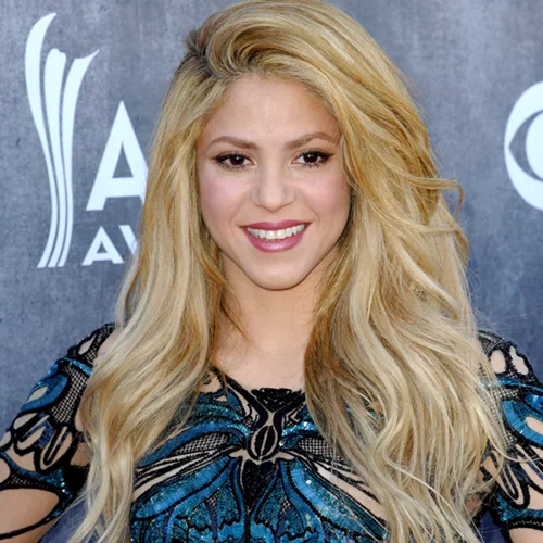 Η Shakira ποζάρει φορώντας ένα μοβ bikini που σχεδίασε μόνη της