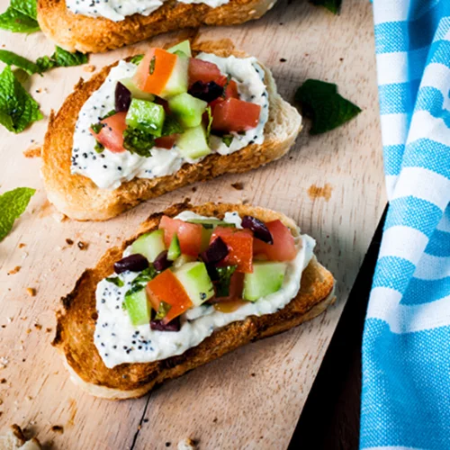 Μπρουσκέτες με χωριάτικη σαλάτα για γρήγορο καλοκαιρινό φαγητό