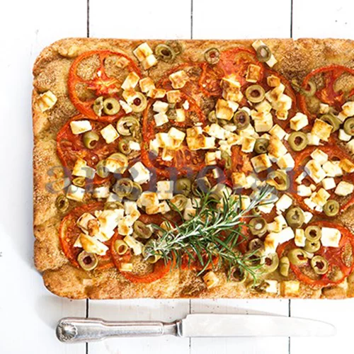 Ντοματόπιτα με φύλλο από τυρί και μυρωδικά