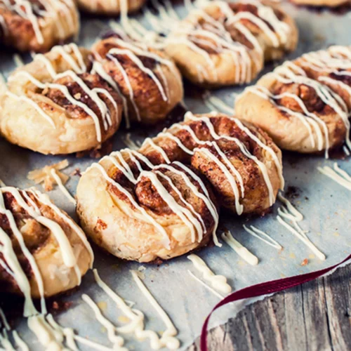 Πώς θα φτιάξεις πανεύκολα γλυκά σφολιατίνια με κανέλα ή πραλίνα ή κομματάκια σοκολάτας