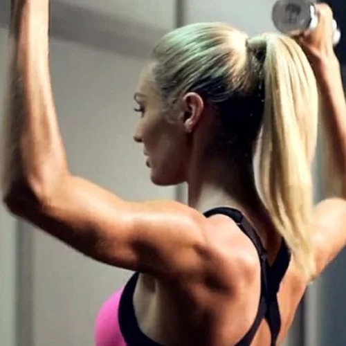 Τo workout που ανορθώνει και συσφίγγει φυσικά το στήθος σε μόλις 3 εβδομάδες