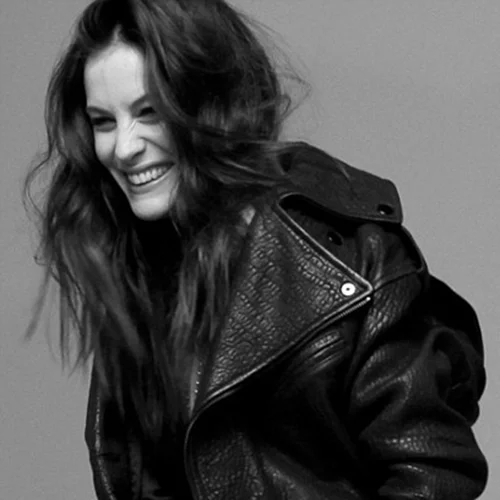 Liv Tyler: Σε προχωρημένη εγκυμοσύνη μας δείχνει τη φουσκωμένη κοιλίτσα της