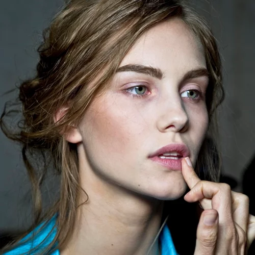 8 λάθη που κάνεις στο μακιγιάζ (και σου το υπογράφουμε ότι τα κάνεις)