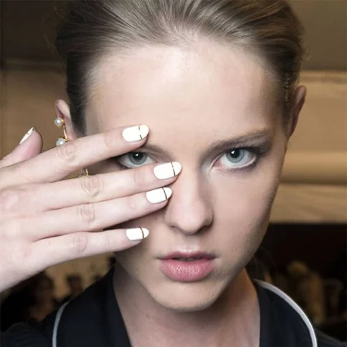 Φόρα ρούχα, παπούτσια και τα νύχια σου και βγες έξω! Ναι, τα νύχια σου!