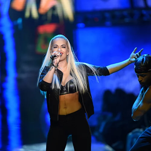 Tezenis: Ετοιμαζόμαστε για το πιο cool lingerie show με τη Rita Ora!