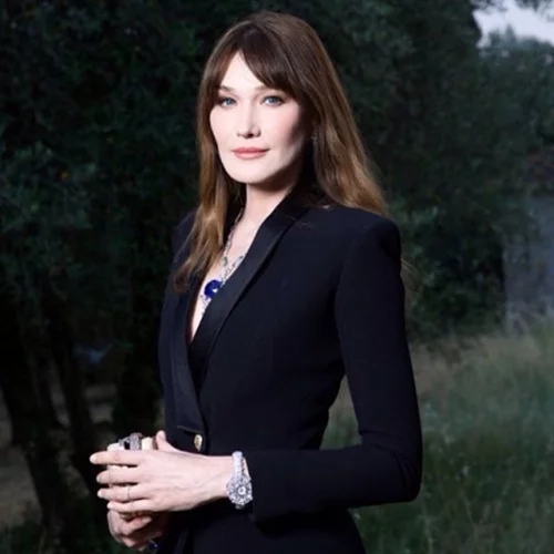Carla Bruni: Με chic casual look στο Παλλάς