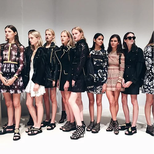 Ο οίκος Burberry αλλάζει τα δεδομένα στα fashion shows