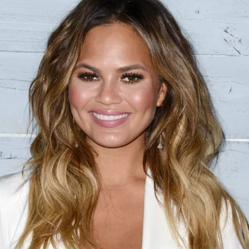 Chrissy Teigen: Έφερε στον κόσμο το πρώτο της παιδί!