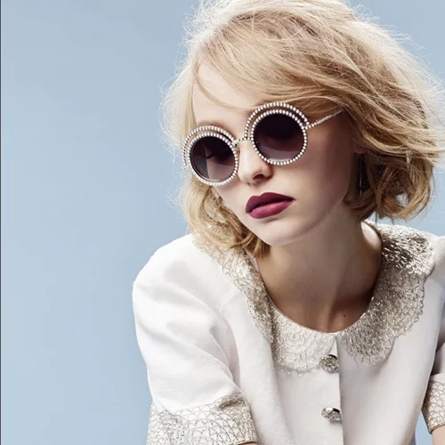 Lily- Rose Depp: Το πρώτο της εξώφυλλο σε περιοδικό μόδας είναι βγαλμένο από τα 80s!