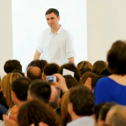 Ο Raf Simons θα παρουσιάσει την πρώτη γυναικεία συλλογή για το δικό του brand