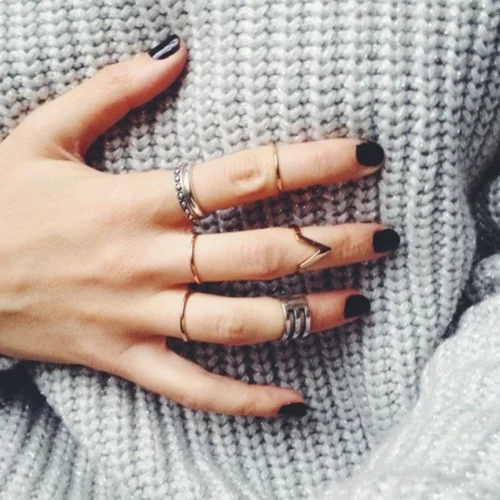 Η τάση του Instagram που συνδυάζει τα νύχια με τα cozy πουλόβερ σου