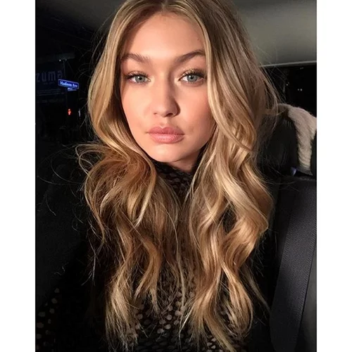 Gigi Hadid: Επιδεικνύει τα υπέροχα πόδια της στην καμπάνια Stuart Weitzman