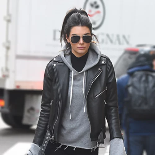 Οι 2 πιο cool τρόποι για να φορέσεις το φούτερ με κουκούλα