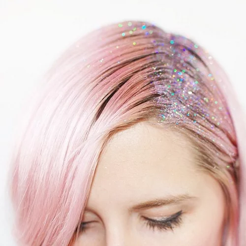 Ένας έξυπνος τρόπος για να καμουφλάρεις την άβαφη ρίζα των μαλλιών σου