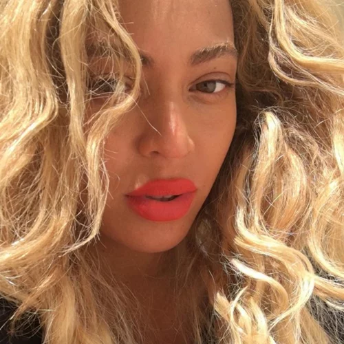 Η Beyonce τραγουδά στο σχολείο της κόρης της και ερμηνεύει Whitney Houston!